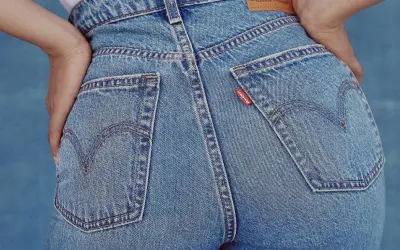 Dopasowane jeansy Levi's, rozmiar w25, z charakterystycznymi kieszeniami i czerwonym logo.
