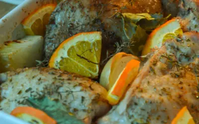 Pieczony indyk w pomarańczach, z cebulą i ziołami, w naczyniu żaroodpornym.