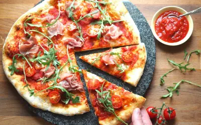 Pizza domowa jak z pizzerii? Odkryj sekrety perfekcji!
