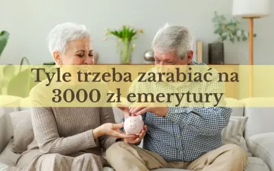 Uśmiechnięta para seniorów wkłada monetę do świnki skarbonki. Tekst: "Tyle trzeba zarabiać na 3000 zł emerytury".