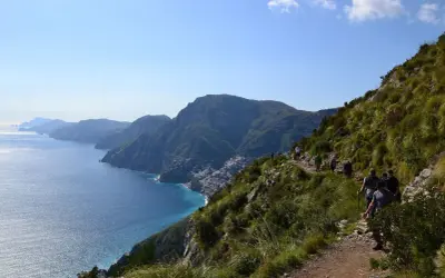 Escursionisti sul sentiero degli dei, con vista sulla costa amalfitana e Positano.