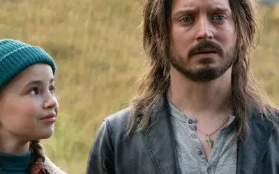 Elijah Wood w filmach, w tym w tym kadrze, gdzie towarzyszy mu młoda dziewczyna.