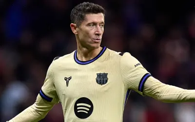 Robert Lewandowski w żółtej koszulce FC Barcelony. Zastanawiasz się, ile zarabia Lewandowski?