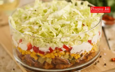 Warstwowa sałatka gyros z mięsem mielonym, kukurydzą, papryką i chrupiącą kapustą pekińską w szklanej misie.