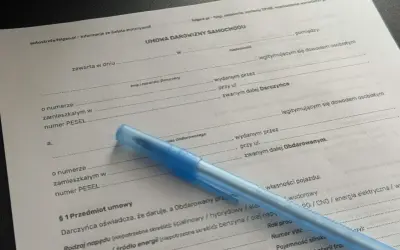 Umowa darowizny samochodu na żonę. Dokument zawiera dane darczyńcy i obdarowanego, a także szczegóły pojazdu.
