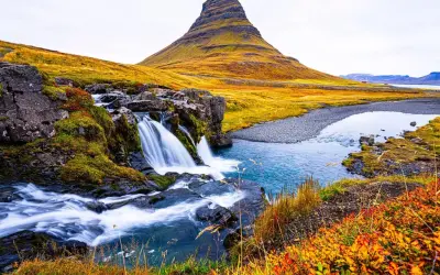 Wodospad i góra Kirkjufell na Islandii. Czy Islandia jest w Europie? Tak, to piękny europejski kraj.