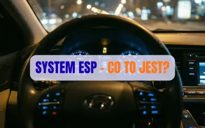 Widok na deskę rozdzielczą samochodu nocą. Na ekranie świeci się kontrolka ESP, a na kierownicy napis "SYSTEM ESP - CO TO JEST?".