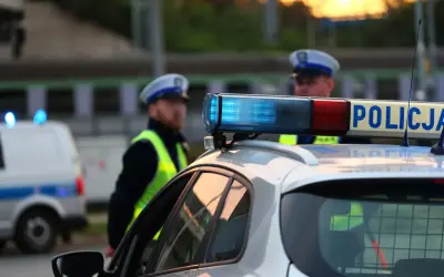 Policjanci w akcji. Czy pracownik ochrony może badać alkomatem? To pytanie często zadawane przez kierowców.