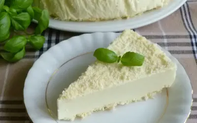 Delikatne białe puch ciasto, posypane wiórkami, ozdobione listkami bazylii. Idealne na deser.