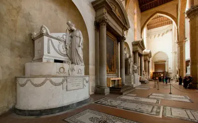 Monument funéraire imposant dans une église, où est enterré Michel Ange. La sculpture représente une femme en deuil.