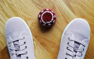 Różowe trampki i czerwono-biała zośka na drewnianej podłodze. Czas nauczyć się, jak się gra w zośkę!