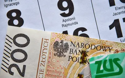 200 zł i zielona karta ZUS na tle kalendarza. Czekasz na przelew, kiedy ZUS robi przelewy?