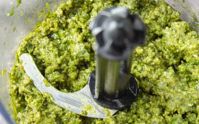 Zielone, świeże pesto w malakserze, gotowe do użycia. Tak właśnie wygląda proces, jak zrobić pesto.