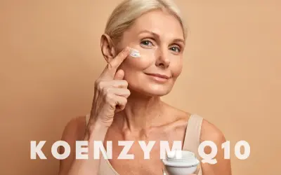 Kobieta aplikuje krem z koenzymem Q10 na skórę wokół oczu. Koenzym Q10 na co? Na odmłodzenie i regenerację.