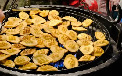 Na grillu w karczmie góralskiej pieką się liczne oscypki.