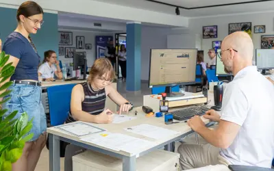 Studentka wypełnia dokumenty w biurze Zachodniopomorskiego Uniwersytetu Technologicznego w Szczecinie.