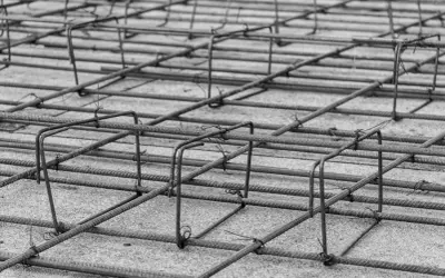 Siatka zbrojeniowa płyty fundamentowej, gotowa do zalania betonem. Stalowe pręty tworzą solidną konstrukcję.