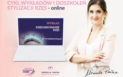Kobieta w różowej marynarce obok laptopa z wykładem o kierunkowaniu rzęs.