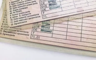 Dokumenty prawa jazdy z widocznymi polami: "Data wydania prawa jazdy" i "Data wydania uprawnienia", a także kategorie uprawnień.