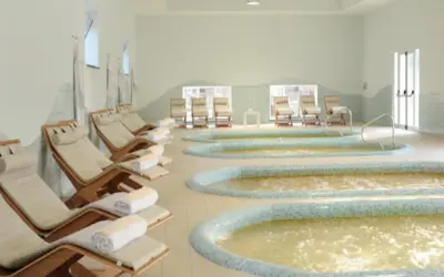 Relax sui lettini e nelle vasche termali, un'oasi di pace per le tue terme Campania inverno.