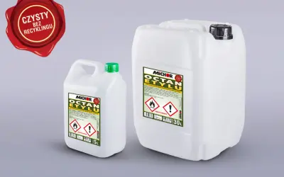 Dwa białe kanistry z etykietami "MICHOR OCTAN ETYLU" o pojemności 5L i 30L. Obok czerwona pieczęć "CZYSTY BEZ RECYKLINGU".
