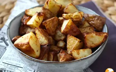 Misja wykonana! Mam tylko ziemniaki, co na obiad? Pyszne, chrupiące pieczone ziemniaki w misce.