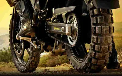 Botas de motociclista y rueda trasera con neumático Continental TKC 80. ¡Excelentes opiniones para tus aventuras!