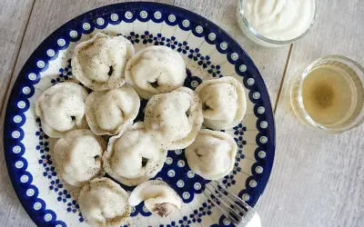 Pyszne pierogi ukraińskie, gotowe do zanurzenia w śmietanie lub bulionie.