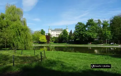 Piękny dzień w Kielcach. Pałac Biskupów Krakowskich nad stawem, otoczony zielenią. Idealne miejsce na spacer.