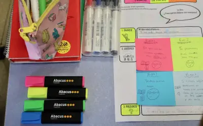 Materiales para escriptura creativa cicle inicial: rotuladores, libreta, lápices y notas adhesivas con ideas sobre deberes.