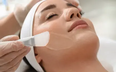 Kremowy peeling nakładany na twarz. Dowiedz się, jak często robić peeling twarzy, by uzyskać promienny wygląd.