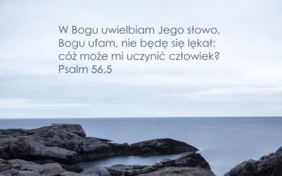 Kamieniste wybrzeże i spokojne morze. Tekst: "W Bogu uwielbiam Jego słowo, Bogu ufam, nie będę się lękał: cóż może mi uczynić człowiek? Psalm 56,5".