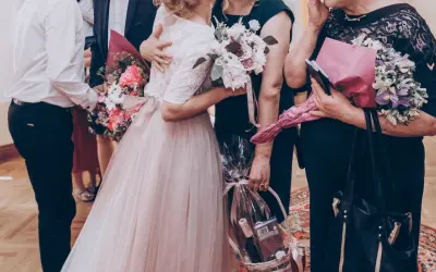Wzruszający moment: piosenka na podziękowanie dla rodziców, bukiety kwiatów i kosz prezentowy.