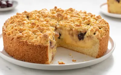 Torta sbriciolata con crema e ciliegie, perfetta tra i dolci per compleanno adulti.