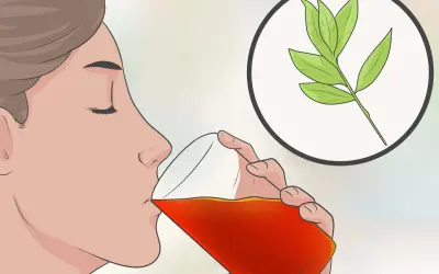 Donna beve una bevanda rossa, con un rametto di foglie verdi in un cerchio. Un aiuto per come digerire velocemente.