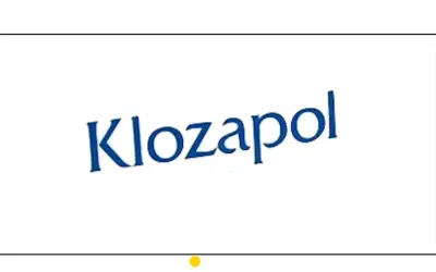 Napis "Klozapol" w kolorze niebieskim, lekko pochylony. Klozapina to lek stosowany w leczeniu schizofrenii.