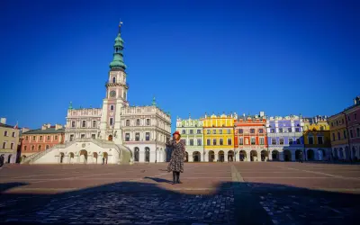 Zamość z dziećmi to wspaniałe miejsce na rodzinne wycieczki. Na Rynku Wielkim widać Ratusz i kolorowe kamieniczki.