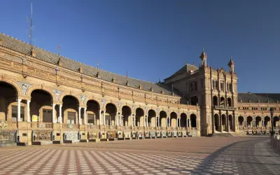 Die Plaza de España in Sevilla, ein Ort, der an Star Wars erinnert, mit ihren Bögen und dem weiten Platz.