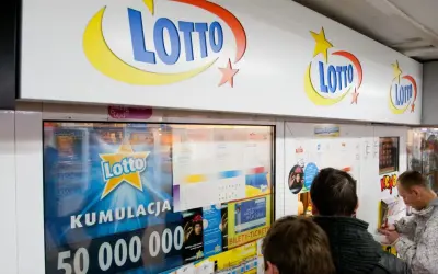 Ludzie stoją w kolejce do punktu Lotto. Reklamy informują o kumulacji 50 milionów. Jakie są szanse na trafienie tej samej kombinacji liczb dwa razy z rzędu?