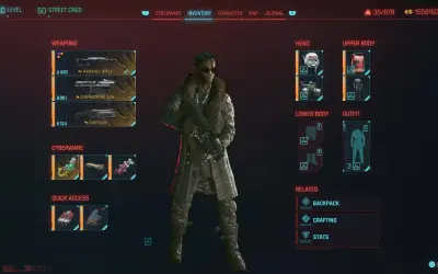 Gracz w grze cyberpunk, gotowy na nowe wyzwania w trybie new game plus, z arsenałem broni i ekwipunkiem.