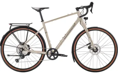 Beiges Diamant Nhomatest Gravelbike mit Gepäckträger und Schutzblechen, bereit für jedes Abenteuer.