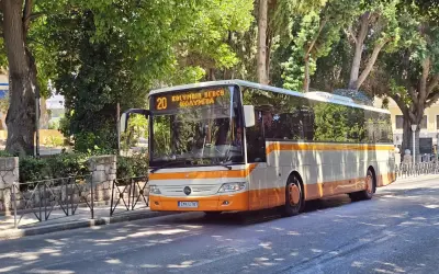 Autobus linii 20 z napisem "Kolymbia Beach" na lotnisko na Rodos.