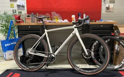 Biały rower gravelowy z napędem SRAM Rival XPLR eTap AXS gotowy do przygody.