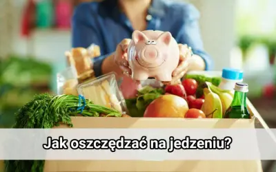 Różowa świnka-skarbonka nad kartonem z produktami spożywczymi, sugerująca oszczędzanie na zakupach i efektywny transport żywności.