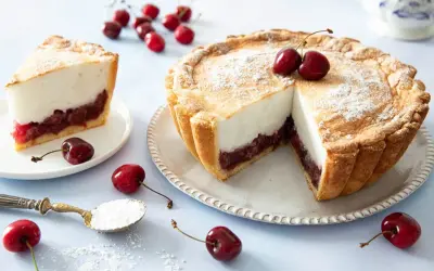 Une délicieuse tarte aux cerises à l'ancienne, avec une garniture généreuse de cerises et une meringue légère.