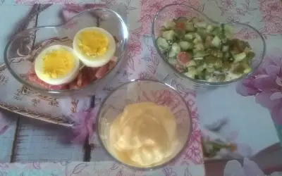 Sałatka jarzynowa, jajka i majonez. Majonez ma niski indeks glikemiczny, co jest ważne dla diabetyków.