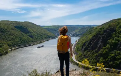 Wanderin genießt atemberaubende Deutschland Landschaft am Flussufer.