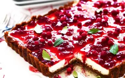 En saftig pepparkakscheesecake med en glansig lingonfyllning och färska lingon. En härlig svensk dessert.