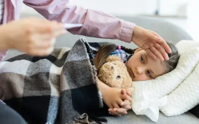 Chora dziewczynka z misiem, mama sprawdza temperaturę. Wniosek z15a.