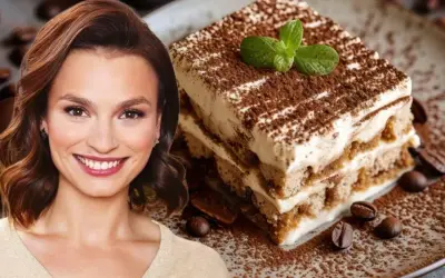 Uśmiechnięta kobieta obok pysznego tiramisu bez alkoholu, posypanego kakao i z listkiem mięty.